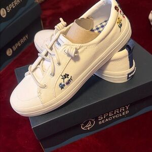 NIB Sperry Crest Vibe Floral White Sneakers with Colorful Embroidery